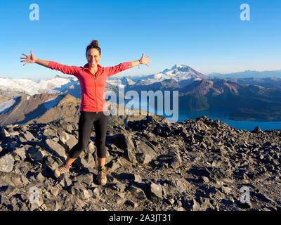 Donna sopra il nero Brosmio con Garibaldi Lago in background Foto Stock