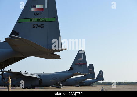 C-130J aeromobile sedersi sulla massa area di parcheggio presso la Air National Guard Combat Readiness Training Center di Gulfport, Mississippi, prima di uscire per una Joint Airborne trasportabilità aria esercizio chiamato incudine artico, ottobre 1-6. Cittadino di riserva aviatori dal 815th Airlift Squadron assegnato all'ala 403a Keesler Air Force Base, Mississippi e la 327come assegnato alla 913th Airlift Group a Little Rock AFB, Arkansas fornito airlift e airdrop funzionalità alla quarta brigata Combat Team (airborne), XXV Divisione di Fanteria di stanza a base comune Elmendorf-Richardson, Alask Foto Stock