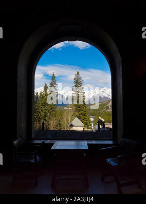 La vista dalla finestra del Fairmont Banff Springs Hotel, Banff, Alberta, Canada Foto Stock