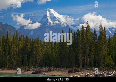 Monte Robson e il fiume, BC, Canada Foto Stock