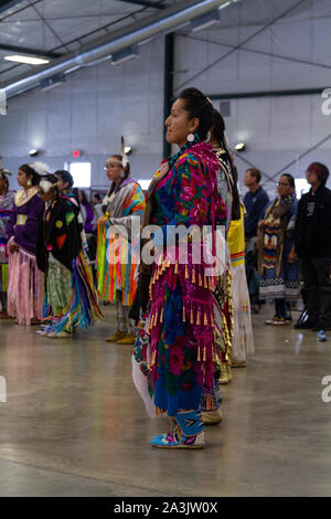 Native American dancer vestito con un abito di jingle a Pow Wow dove le tradizioni, cultura, dancing, ronzio, e il canto sono sul display, Montana, USA. Foto Stock