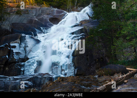 Parzialmente congelati Cascate Shannon in inverno, Squamish, BC Foto Stock