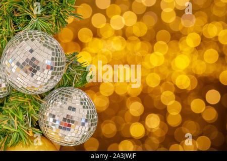 Palla di vetro ornamenti su un albero di Natale e le luci sfocate. con percorso di clipping. Foto Stock
