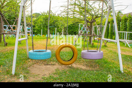 Dondoli realizzato da vecchi pneumatici per i bambini nel parco. Foto Stock