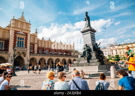 Cracovia in Polonia - 17 Giugno 2019 : Sukiennice e Adam Mickiewicz Monumento alla piazza principale del mercato (Rynek Glowny) Foto Stock