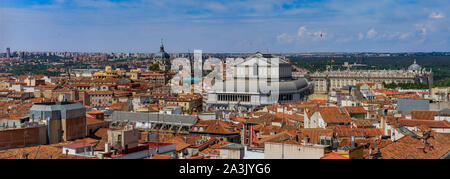 Madrid, Spagna - 4 Giugno 2017: vista aerea del paesaggio urbano di Madrid con la cattedrale di Almudena e Teatro Real di tetti nel centro della città Foto Stock