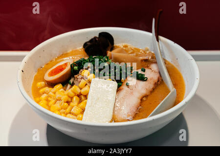 Lo stile di Hokkaido ramen con il mais dolce, burro Chashu la carne di maiale e uova sode in Tonkotsu zuppa di miso Foto Stock