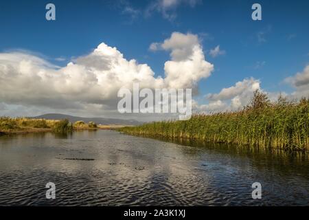 Regno Unito Roanhead, Barrow In Furness, Cumbria. Cielo blu e nuvole bianche da Sandscale Haws riserva naturale nazionale con il nero Combe in distanza. Foto Stock