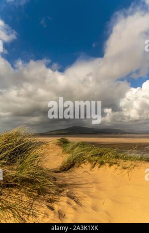 Regno Unito Roanhead, Barrow In Furness, Cumbria. Cielo blu e nuvole bianche da Sandscale Haws riserva naturale nazionale con il nero Combe in distanza. Foto Stock