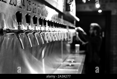 Rubinetti di birra, vocazione Bar, il gruppo Underground, Leeds, West Yorkshire Foto Stock