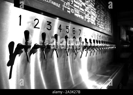 Rubinetti di birra, vocazione Bar, il gruppo Underground, Leeds, West Yorkshire Foto Stock