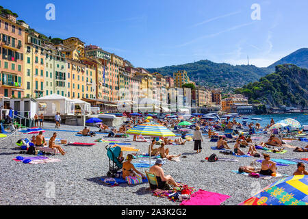 Santa Margherita Ligure, Italia - 13 Settembre 2019: Persone in appoggio alla Spiaggia di Camogli su soleggiate giornate estive Foto Stock