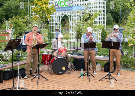 Musicisti di strada, batterista e tre sassofonisti riproduzione durante la street performance. Invitati music band al festival di Kazan, Russia, 08.07.2019 Foto Stock