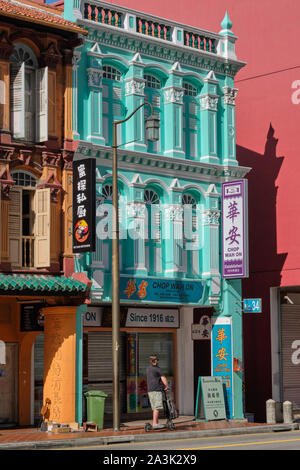 Tradizionali botteghe colorate in Upper Cross Street a Chinatown, Singapore Foto Stock