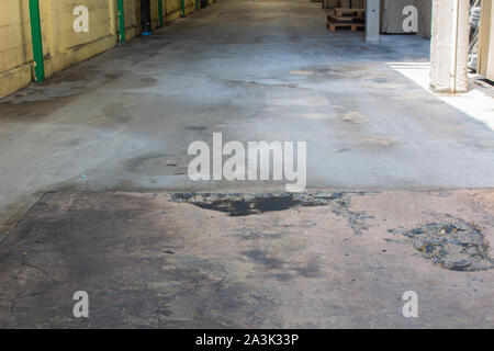 L'acqua sul pavimento di cemento crepe Foto Stock