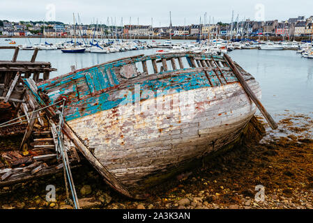 Vecchi relitti abbandonati nel vecchio cimitero di barca, Cimetiere de bateaux, a Le Sillon un nuvoloso giorno di estate Foto Stock