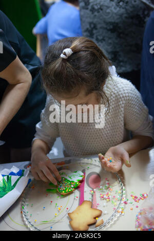 Ragazza fa gingerbread cookie Foto Stock