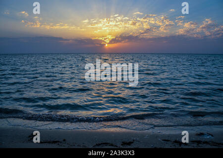 Tramonto dal Mare Rosso spiaggia di Jeddah, Arabia Saudita Foto Stock