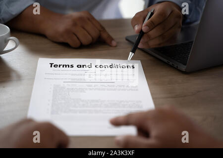 Termini di utilizzo Termini di conferma disclaimer Condizioni di servizio politica uomo usare la penna accordo su termini e condizioni o di un documento Foto Stock