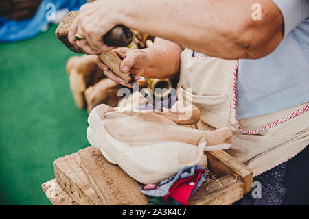 La sapiente arte Tailandese mestiere falegname utilizzando un martello a scalpello un elefante in legno fatti a mano OTOP woodcraft prodotti Foto Stock