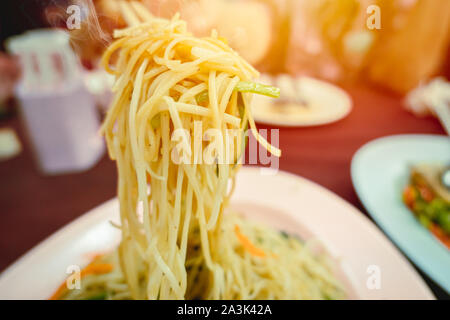 Chow Mein Chinese stir fry giallo a base di noodle cibo closeup Foto Stock