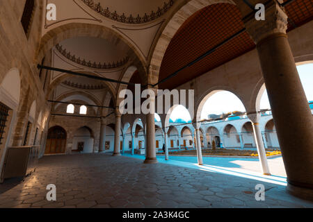 Cortile della Moschea del Sultano Mihrimah a Istanbul Foto Stock