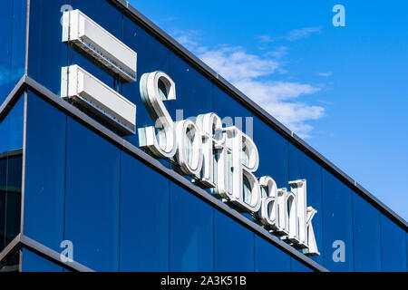 Set 25, 2019 San Carlos / CA / STATI UNITI D'AMERICA - segno di SoftBank presso la loro sede nella Silicon Valley; Gruppo di SoftBank Corporation è una multinazionale giapponese con Foto Stock