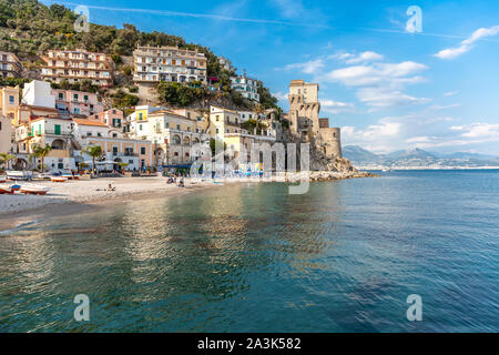 Vista panoramica di Cetara, bellissimo villaggio mediterraneo sulla Costiera Amalfitana, Costiera Amalfitana, in Campania, Italia, Napoli. Foto Stock