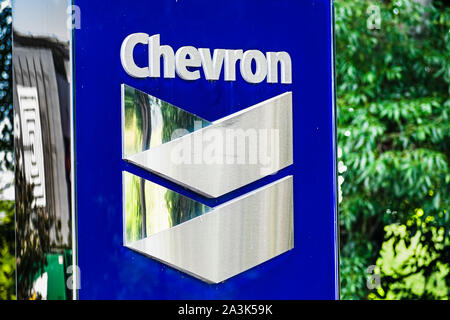 Set 25, 2019 San Ramon / CA / STATI UNITI D'AMERICA - Chevron segno presso la loro sede centrale di San Francisco Bay Area; Chevron Corporation è un Americano multina Foto Stock