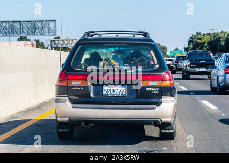 Sep 26, 2019 Mountain View / CA / STATI UNITI D'AMERICA - Subaru Outback guida in autostrada; vista posteriore della prima generazione di Subaru Outback (1996), una variante o Foto Stock