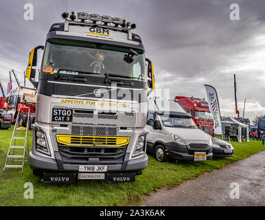 Autocarro Volvo con custom paint job e una bambola Chucky appeso il retrovisore sul display all'annuale Newark Truckfest Foto Stock