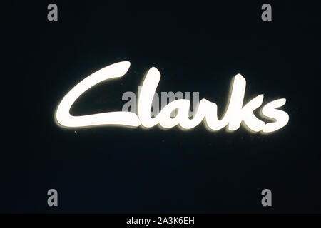Shenzhen, Guangdong, Cina. Il 7 ottobre, 2019. British Shoe produttore e rivenditore Clarks logo che si vede in Shenzhen Bao An International Airport. Credito: Alex Tai/SOPA Immagini/ZUMA filo/Alamy Live News Foto Stock