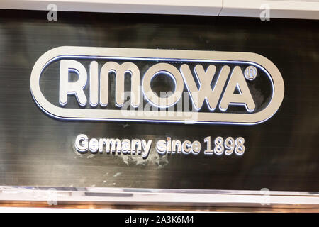 Shenzhen, Guangdong, Cina. Il 7 ottobre, 2019. Bagagli tedesco produttore logo Rimowa visto di Shenzhen Bao'an International Airport. Credito: Alex Tai/SOPA Immagini/ZUMA filo/Alamy Live News Foto Stock