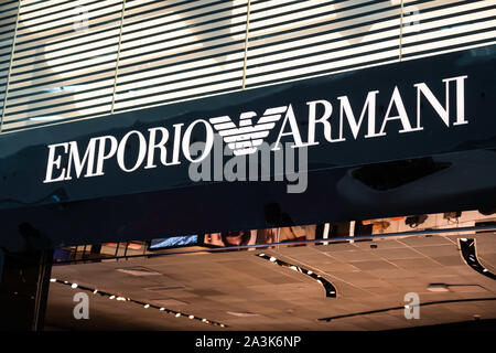 Shenzhen, Guangdong, Cina. Il 7 ottobre, 2019. Emporio Armani vede il logo di Shenzhen Bao'an International Airport. Credito: Alex Tai/SOPA Immagini/ZUMA filo/Alamy Live News Foto Stock