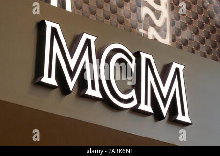 Shenzhen, Guangdong, Cina. Il 7 ottobre, 2019. In pelle di beni di lusso del marchio logo MCM visto di Shenzhen Bao'an International Airport. Credito: Alex Tai/SOPA Immagini/ZUMA filo/Alamy Live News Foto Stock