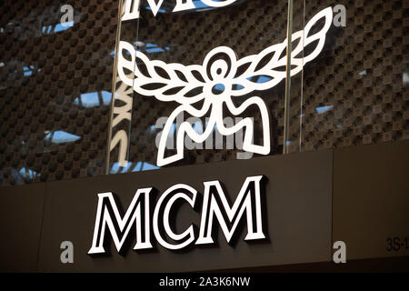 Shenzhen, Guangdong, Cina. Il 7 ottobre, 2019. In pelle di beni di lusso del marchio logo MCM visto di Shenzhen Bao'an International Airport. Credito: Alex Tai/SOPA Immagini/ZUMA filo/Alamy Live News Foto Stock