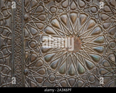 Ornamenti di bronzo-piastra porta ornati del sultano Barquq moschea, pubblico antica moschea storica nel vecchio Cairo, Egitto Foto Stock