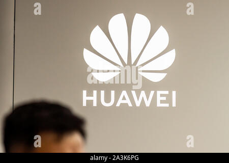 Shenzhen, Guangdong, Cina. Il 7 ottobre, 2019. Multinazionale cinese azienda di tecnologia Huawei logo che si vede in Shenzhen Bao An International Airport. Credito: Alex Tai/SOPA Immagini/ZUMA filo/Alamy Live News Foto Stock
