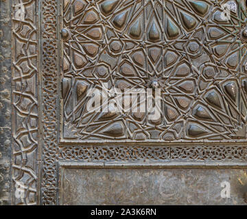 Ornamenti di bronzo-piastra porta ornati del sultano Barquq moschea, pubblico antica moschea storica nel vecchio Cairo, Egitto Foto Stock