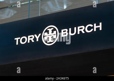 Shenzhen, Guangdong, Cina. Il 7 ottobre, 2019. American fashion brand Tory Burch visto il logo di Shenzhen Bao'an International Airport. Credito: Alex Tai/SOPA Immagini/ZUMA filo/Alamy Live News Foto Stock