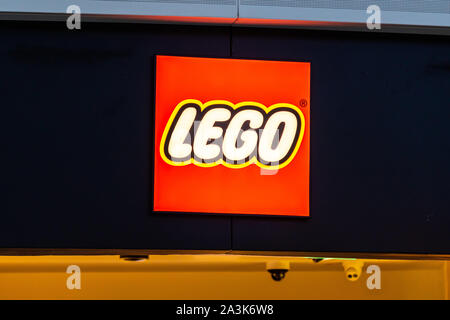 Shenzhen, Guangdong, Cina. Il 7 ottobre, 2019. Un giocattolo danese a società di produzione logo Lego visto di Shenzhen Bao'an International Airport. Credito: Alex Tai/SOPA Immagini/ZUMA filo/Alamy Live News Foto Stock