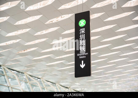 Shenzhen, Guangdong, Cina. Il 7 ottobre, 2019. Metropolitana di Shenzhen segno visibile di Shenzhen Bao'an International Airport. Credito: Alex Tai/SOPA Immagini/ZUMA filo/Alamy Live News Foto Stock