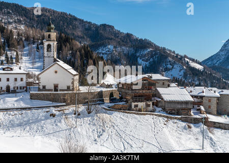 Inverno a Sauris Sauris di Sotto. La magia della neve e vecchie case in legno. Italia Foto Stock