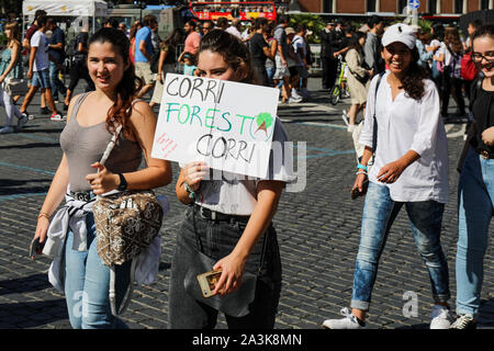 27/09/2019. Il venerdì per il futuro. Sciopero della scuola per il clima. Il cambiamento climatico protesta in piazza della Madonna di Loreto, Roma, Italia. Foto Stock