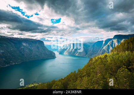 Sogn og Fjordane fiordo, Norvegia. Estate incredibile vista panoramica di Sogn og Fjordane. Norvegese famoso punto di riferimento e meta popolare nel giorno d'estate. Foto Stock