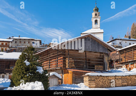 Inverno a Sauris Sauris di Sotto. La magia della neve e vecchie case in legno. Italia Foto Stock