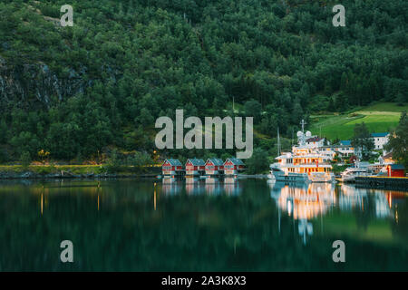 Flam, Norvegia. Famoso in legno rosso Docks In serata d'estate. Piccola cittadina turistica di Flam sul lato occidentale della Norvegia nel profondo dei fiordi. Famoso Landmar norvegese Foto Stock