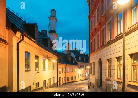 Stoccolma, Svezia. Vista notturna della tradizionale Stockholm Street. Zona Residenziale, accogliente Street nel centro cittadino. District Mullvaden prima In Sodermalm. Foto Stock