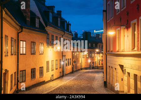 Stoccolma, Svezia. Vista notturna della tradizionale Stockholm Street. Zona Residenziale, accogliente Street nel centro cittadino. District Mullvaden prima In Sodermalm. Foto Stock