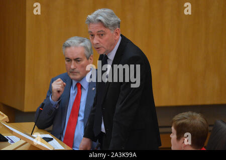 Edinburgh, 3 ottobre 2019. Nella foto: (L-R) Iain Gray MSP - Ombra di Gabinetto per l'istruzione, le competenze e la scienza; Richard Leonard MSP - leader dello Scottish Labour Party visto presso il parlamento scozzese durante la sessione settimanale di Primi Ministri questioni. Colin Fisher/Alamy Live News Foto Stock